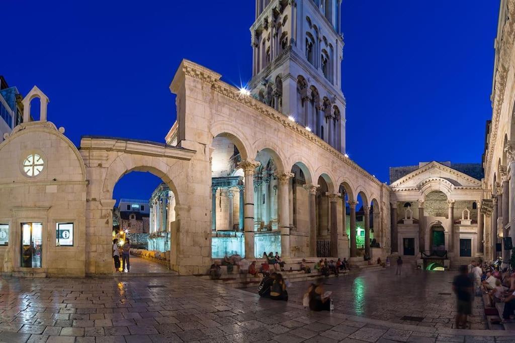 Heritage Apartman Geza In Centar With Private Parking Kaštela Εξωτερικό φωτογραφία